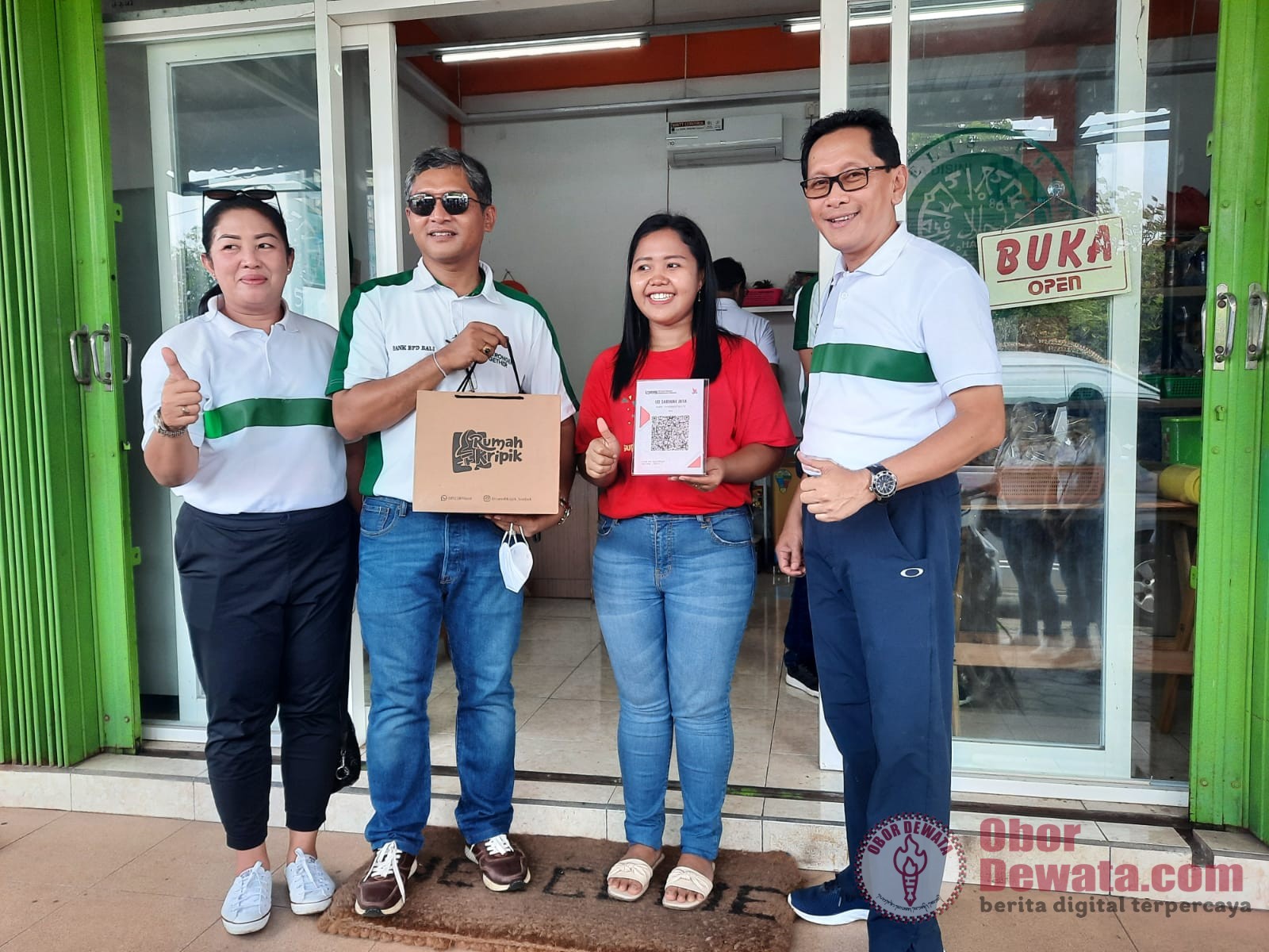ket foto : (kanan) Kepala Divisi Umum, Ida Bagus Wijaya Guntur foto bersama dengan Pemilik UD. Sarinah Jaya.