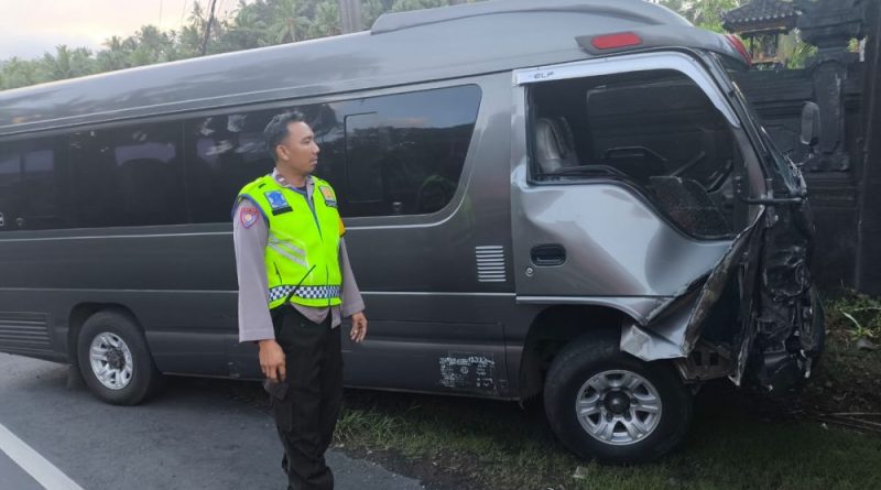 Kecelakaan di Tabanan, Microbus Tabrak Xenia, Satu Penumpang Luka Berat, Senin (30/6/2025).