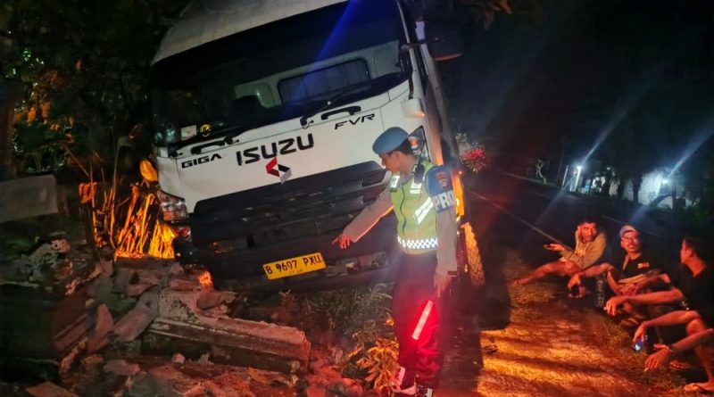 Sebuah truk boks menabrak patung dan pelinggih warga di Jalan Raya Denpasar-Gilimanuk KM 60-61 Desa Gumbrih, Kecamatan Pekutatan, Jembrana, Minggu (8/6/2025) dini hari.