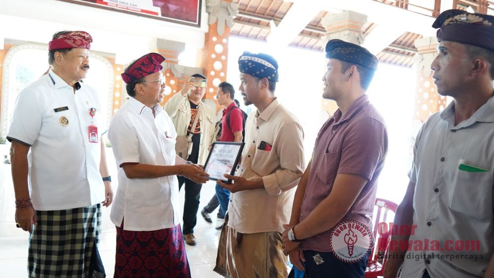 Gubernur Koster Salurkan Bantuan bagi Korban Bencana Banjir di Tabanan dan Jembrana