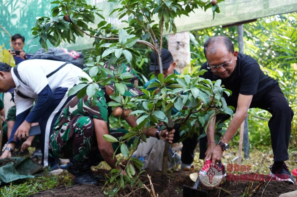 Gubernur Koster Pimpin Gotong Royong Semesta Berencana di Sempadan Tukad Ayung