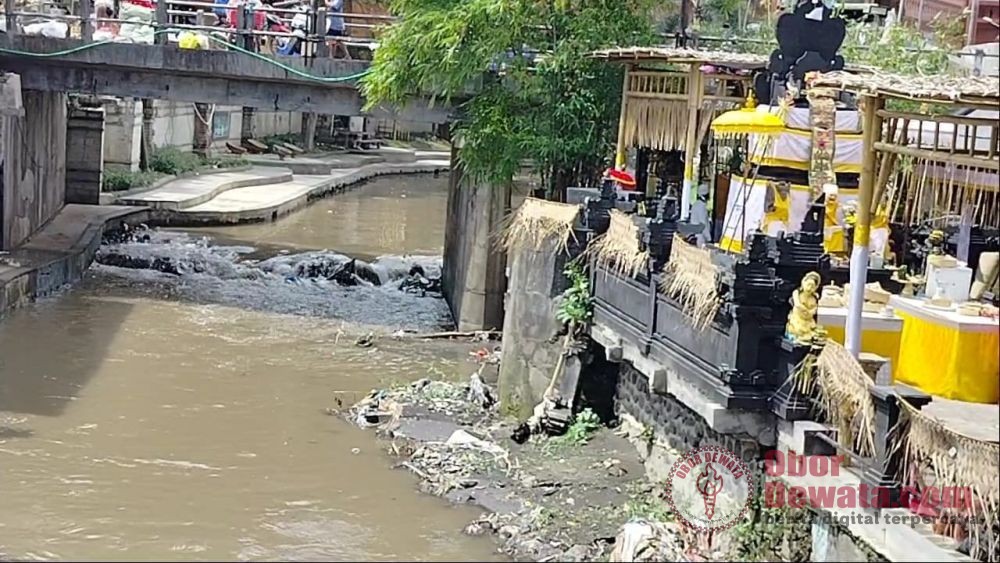 Hujan Mulai Turun, Pedagang di Pasar Kumbasari Waswas Air Tukad Badung Kembali Meluap