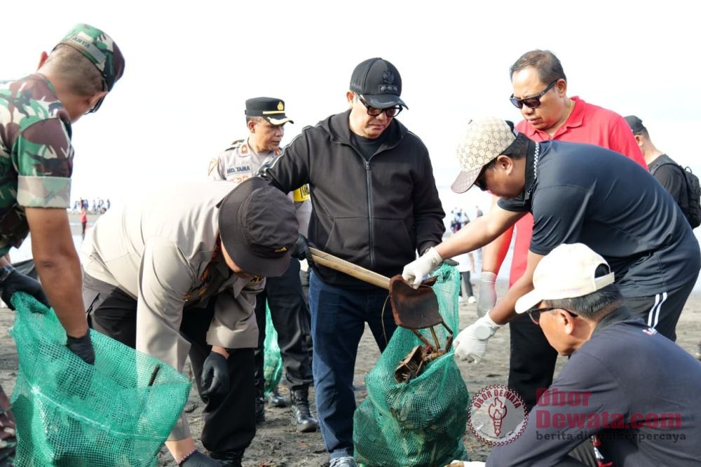 Bupati Sanjaya Pimpin Gerakan Kebersihan di Pantai Yeh Gangga Tabanan