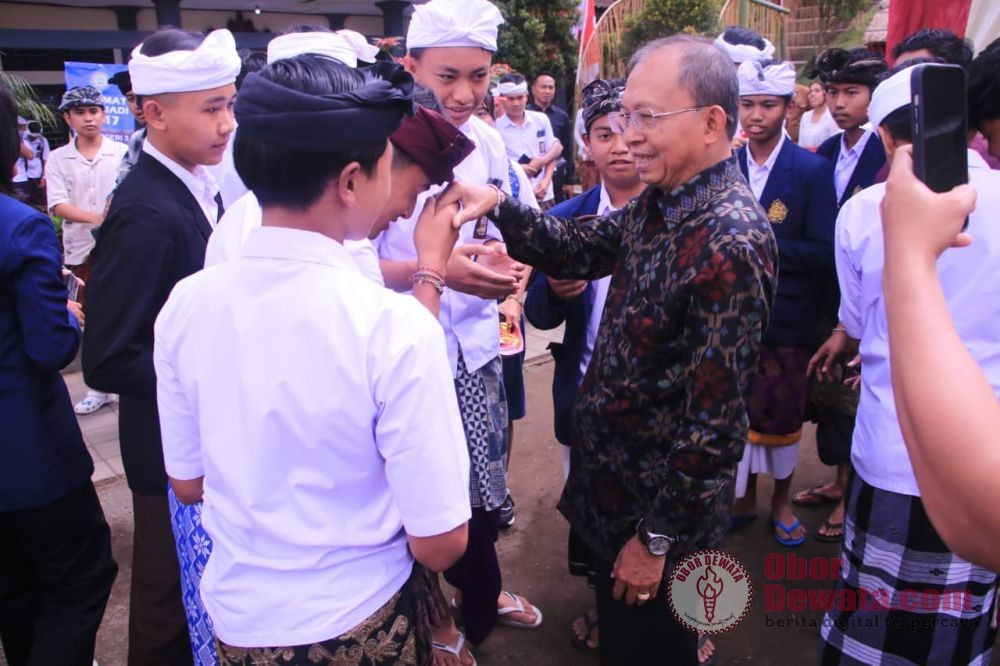 Wayan Koster Motivasi Siswa SMKN 3 Kintamani, Kisah Hidup dari Buruh hingga Jadi Gubernur Menginspirasi