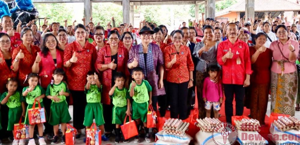 Aksi Bergerak dan Berbagi Bunda Rai di Selemadeg Timur dan Selemadeg Sasar Ratusan Warga Rentan