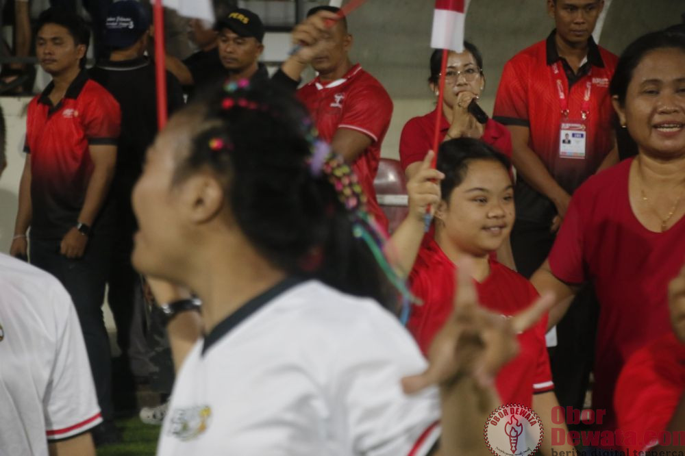 Senyum Sumringah Dikala Senja Rumput Hijau, Saat Anak-anak Syndrome Menggandeng Para ‘Banteng’