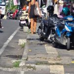 Ironi Ekonomi Pariwisata Ubud Tinggi Trotoar Berlubang dan Jadi Parkir Liar