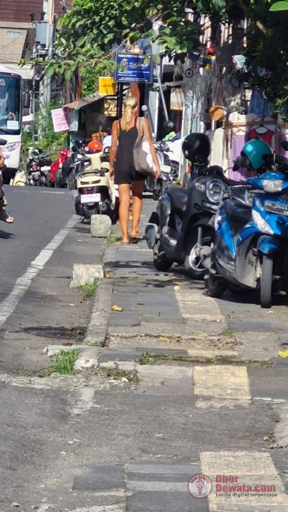 Ironi Ekonomi Pariwisata Ubud Tinggi Trotoar Berlubang dan Jadi Parkir Liar