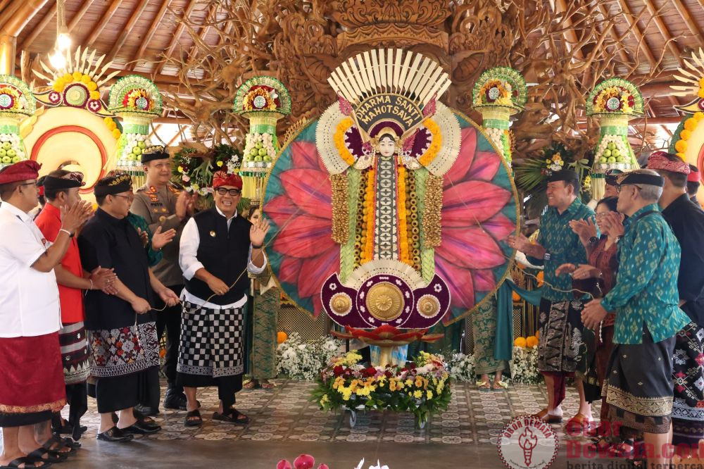 Dukung Promosi Wisata Berbasis Budaya, Bupati Sanjaya Buka Parade Gebogan dan Baleganjur DTW Ulun Danu Beratan & The Blooms Bali Tahun 2026