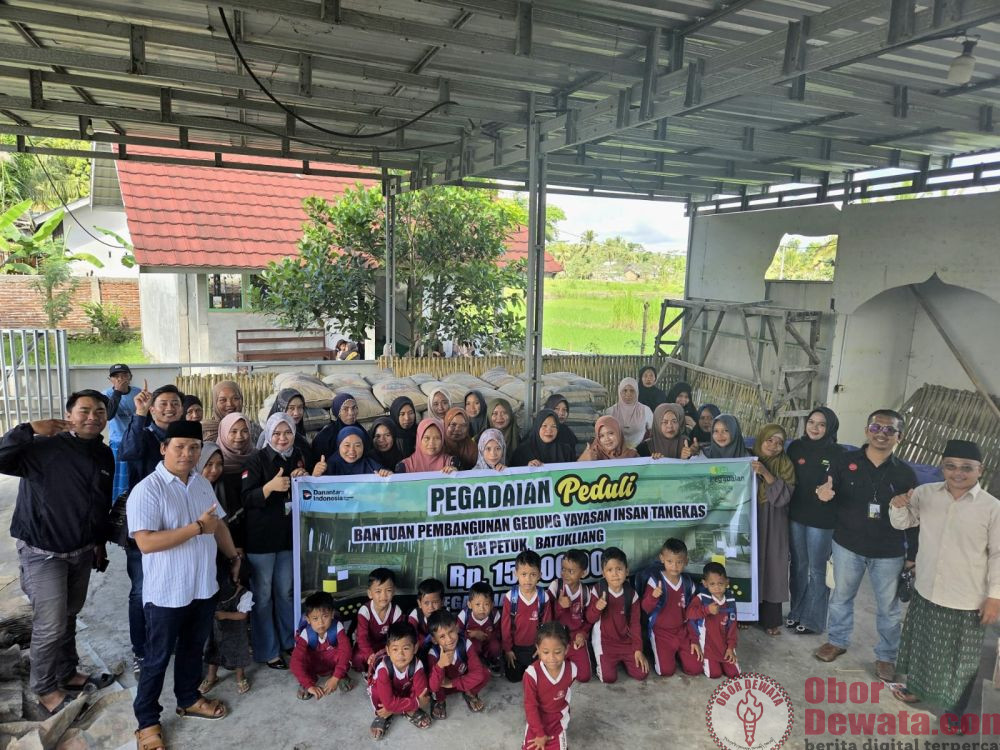 Pegadaian Praya Salurkan Bantuan Material Pembangunan Ruang Kelas dan Edukasi Investasi Emas