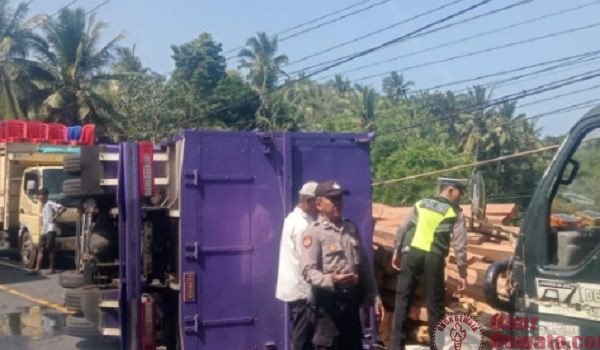Jalan Berlubang Sebabkan Truk Muatan Keramik & Kayu Ambruk