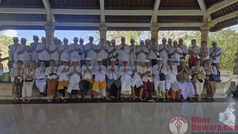 Perkuat Sinergi Tata Kelola Keuangan Desa adat, BKS-LPD Prov Bali Bersama Bank BPD Bali Lakukan Persembahyangan Bersama di Pura Uluwatu