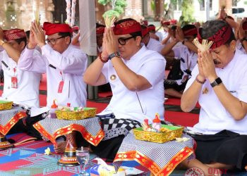 Purnama Sasih Karo, Bupati Sanjaya Pimpin Persembahyangan Bersama Jajaran Pemkab Tabanan