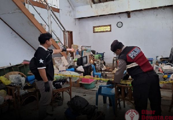 Tanpa Kabar Sebulan, Lansia Ditemukan Membusuk di Kamarnya
