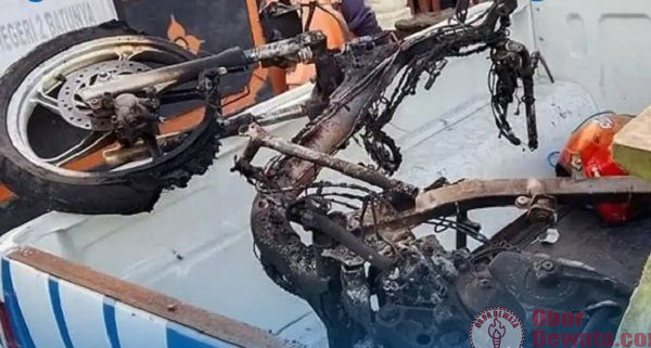 Maling Ayam, Warga Sidetapa Diamuk Massa Motor Dibakar