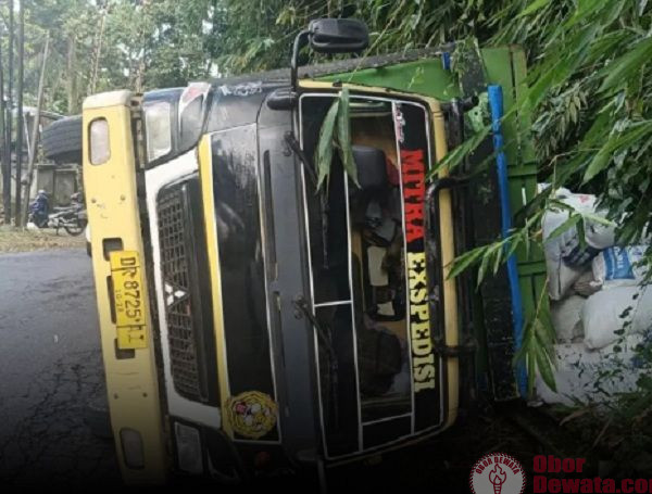 Mendadak Rem Akibat Bus Nyelonong, Truk Bawa Kotoran Ambruk