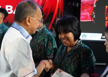 Ribuan Warga Antusias Rayakan Rahina Tumpek Klurut di Art Center, Gubernur Koster Serahkan Tali Kasih untuk 30 Pelajar
