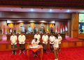 DPRD dan Pemkab Badung Sepakati Nota KUA-PPAS 2027 Senilai Rp 14,2 Triliun, Target PAD Tembus Rp 10,9 Triliun ​MANGUPURA — Pemerintah Kabupaten Badung bersama Dewan Perwakilan Rakyat Daerah (DPRD) Kabupaten Badung resmi menyepakati Rancangan Kebijakan Umum Anggaran dan Prioritas Plafon Anggaran Sementara (KUA-PPAS) Tahun Anggaran 2027 sebesar Rp 14,2 triliun lebih. Kesepakatan fiskal tersebut ditandai dengan penandatanganan berita acara oleh Ketua DPRD Badung I Gusti Anom Gumanti dan Bupati Badung I Wayan Adi Arnawa dalam Sidang Paripurna di Gedung Gosana Utama, Mangupura, Kamis (6/8). ​Agenda penetapan postur anggaran tersebut turut disaksikan oleh Wakil Bupati Badung Bagus Alit Sucipta serta jajaran pimpinan DPRD Kabupaten Badung. Penandatanganan dilakukan setelah Badan Anggaran (Banggar) DPRD dan Tim Anggaran Pemerintah Daerah (TAPD) merampungkan pembahasan teknis secara mendalam. ​Dari total proyeksi anggaran tahun 2027, Pendapatan Asli Daerah (PAD) ditargetkan menyumbang porsi terbesar, yakni mencapai Rp 10,9 triliun lebih. Tren peningkatan target pendapatan ini didorong oleh optimisme pemulihan dan ekspansi sektor pariwisata yang menjadi tulang punggung perekonomian Kabupaten Badung. ​Ketua DPRD Badung I Gusti Anom Gumanti menyatakan bahwa struktur anggaran yang dirancang untuk tahun 2027 sangat realistis, namun tetap mengedepankan efisiensi serta asas manfaat bagi perekonomian warga. ​”Yang paling penting dari APBD ini adalah bagaimana alokasi anggarannya mampu memberikan dampak ekonomi langsung serta meningkatkan kemakmuran dan kesejahteraan masyarakat. Kami juga terus mengingatkan pemerintah daerah agar menerapkan prinsip kehati-hatian (prudent) dalam tata kelola keuangan,” ujar Anom Gumanti. ​Anom menambahkan, tingginya proyeksi PAD sangat bergantung pada stabilitas industri jasa dan pariwisata di Bali. Oleh karena itu, ia mengimbau seluruh pelaku usaha dan pemangku kepentingan untuk menjaga kondusivitas iklim investasi dan keamanan daerah dari berbagai risiko eksternal. ​Melalui penetapan KUA-PPAS ini, Pemkab Badung diharapkan mampu menjaga pertumbuhan ekonomi daerah secara berkelanjutan sekaligus memperkuat ketahanan fiskal di masa mendatang