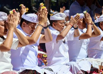 Ngaturang Pekeling di Besakih, Pemprov Bali Teguhkan Komitmen Pembangunan Sekala-Niskala
