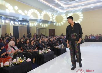 Ny. Putri Koster Pacu Wastra Bali Tembus Mode Global