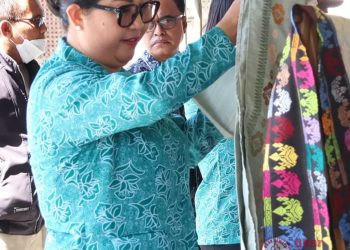 Dukung Gerakan “Berbelanja dan Berbagi”, Bunda Rai Hadiri Pasar Rakyat PKK Provinsi Bali di Jembrana
