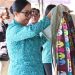 Dukung Gerakan “Berbelanja dan Berbagi”, Bunda Rai Hadiri Pasar Rakyat PKK Provinsi Bali di Jembrana