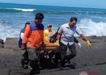 Pria Tewas Terhimpit Batu Pemecah Ombak di Pantai Purnama