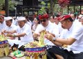 Sembahyang Rahina Tumpek Uye di Pura Luhur Batukau, Bupati Sanjaya Ajak Masyarakat Jaga Keharmonisan dengan Alam