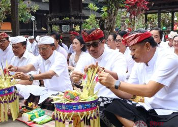 Sembahyang Rahina Tumpek Uye di Pura Luhur Batukau, Bupati Sanjaya Ajak Masyarakat Jaga Keharmonisan dengan Alam