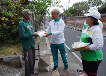 Rajin Bersihkan Telajakan, Warga Denpasar Dapat Apresiasi Beras dari TP PKK Bali
