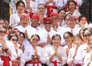 Rangkaian Mepeed dan Persembahyangan Bersama, Bupati Sanjaya Perkuat Kebersamaan Jajaran Pemkab Tabanan