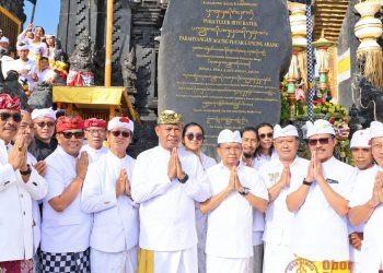 Jajaran Pemkab Tabanan Laksanakan Persembahyangan Bhakti Penganyar di Pura Tuluk Biyu Batur