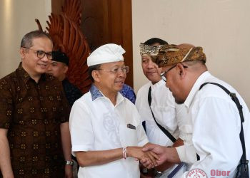 Gubernur Koster Serahkan CSR ST Regis untuk Pelestarian Seni dan Budaya Bali