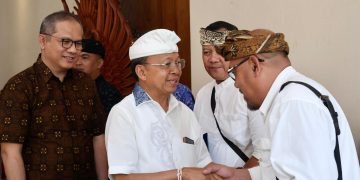 Gubernur Koster Serahkan CSR ST Regis untuk Pelestarian Seni dan Budaya Bali