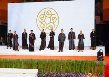 Lewat “Wastra Hita Kara”, Dekranasda Bali Unjuk Potensi Kain Endek Buleleng ke Kancah Dunia