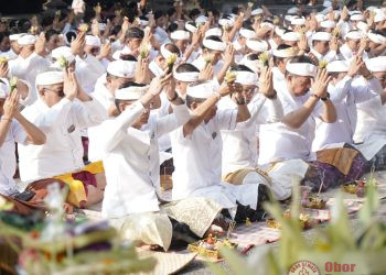 Memuliakan Sad Kerthi, Gubernur Koster Pimpin Persembahyangan Tumpek Wayang di Pura Dang Khayangan Er Jeruk