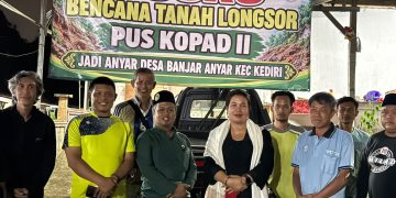 Nuning Sambangi Korban Longsor di Kediri, Tiga Rumah Rusak Diterjang Material Tanah